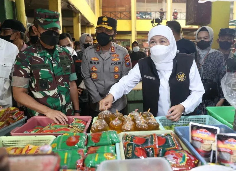 Gubernur Khofifah, Pangdam, Kapolda Pastikan Minyak Goreng Stabil  