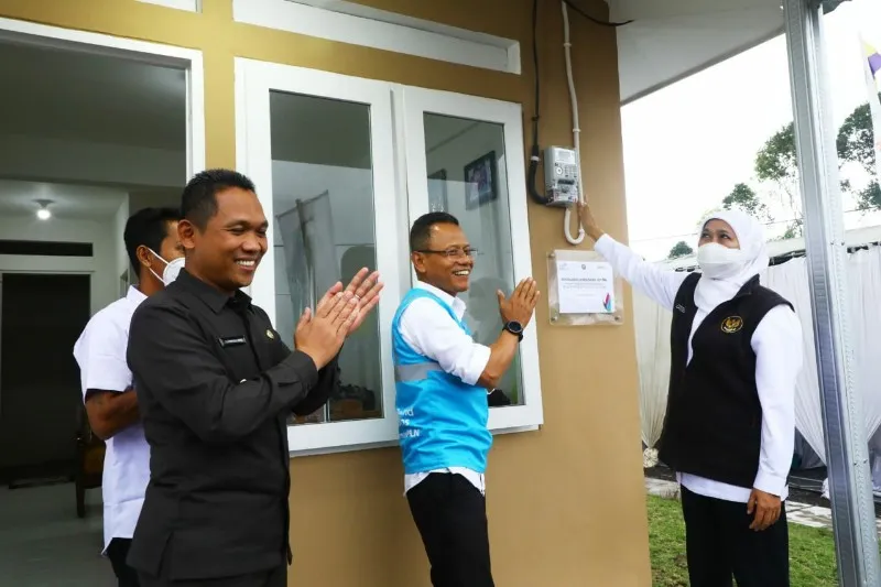 Gubernur Khofifah Nyalakan Sambungan Listrik 1.951 Relokasi Huntap