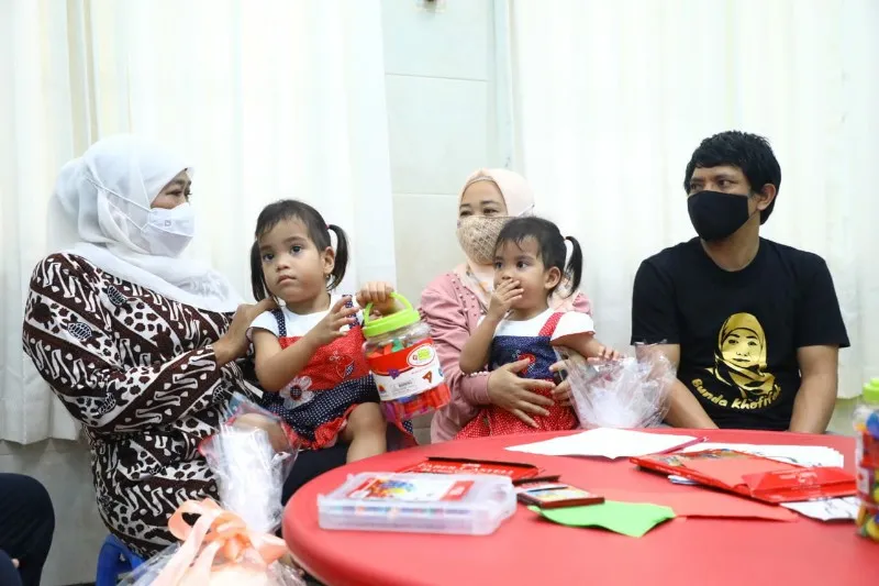 Gubernur Khofifah Lepas Kepulangan Kembar Siam Annaya-Innaya