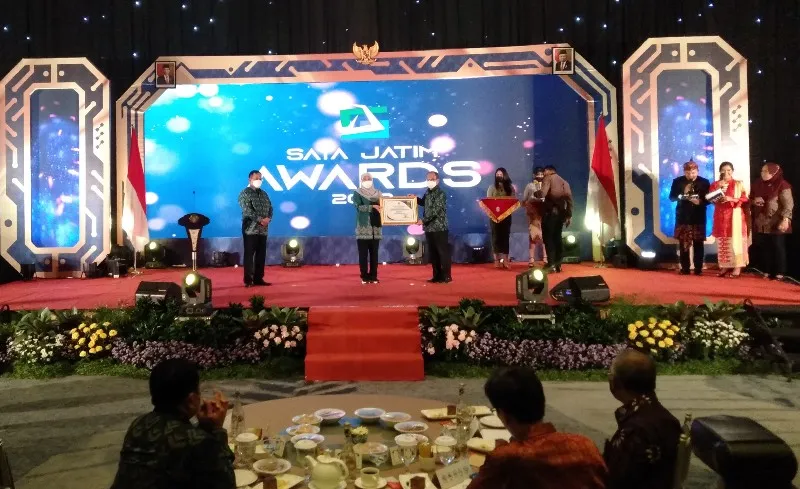Gubernur Khofifah Beri Penghargaan SATA Jatim Award 2022 untuk OPD