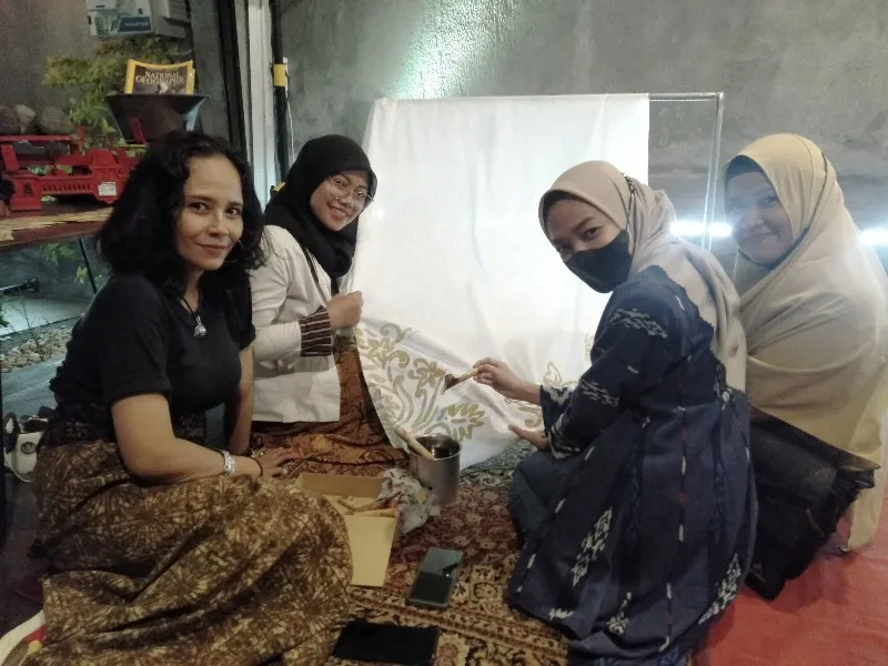 Leah Coklad Tampil Kolaborasi,  Sajikan Batik Buatannya 