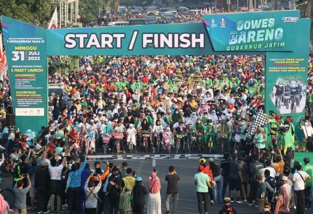 Dua Puluh Ribu Masyarakat Jatim Ikuti Gowes Bersama Gubernur Khofifah 