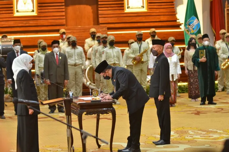 Gubernur Khofifah Melantik Sekdaprov Jatim Adhi Karyono