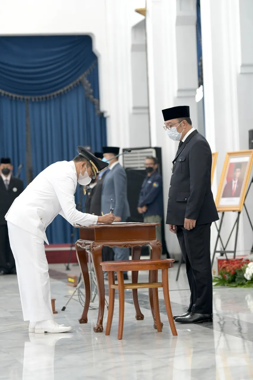 Ridwan Kamil Lantik Ngatiyana sebagai Wali Kota Cimahi