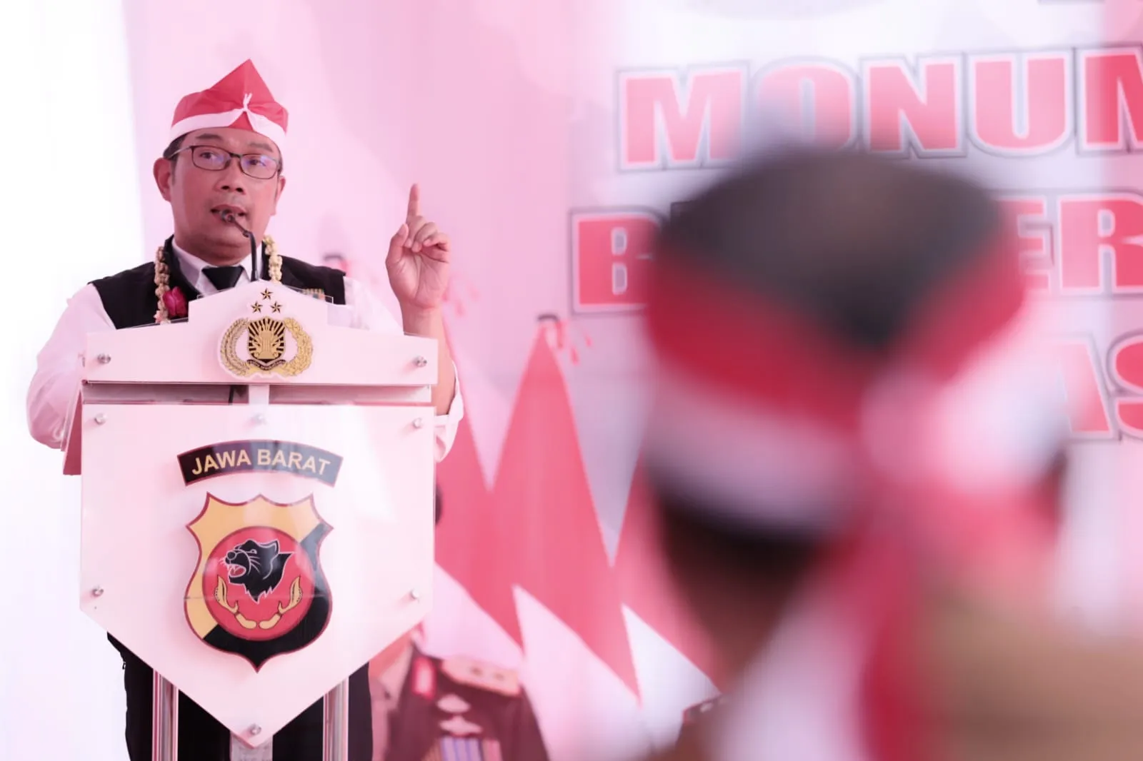 Ridwan Kamil Resmikan Monumen Perajin Bendera Merah Putih