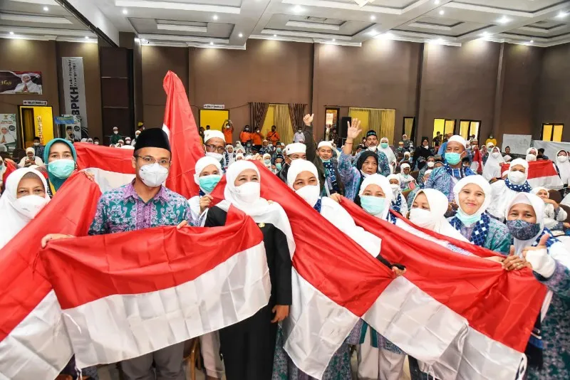 Gubernur Khofifah Bagikan Bendera Merah Putih