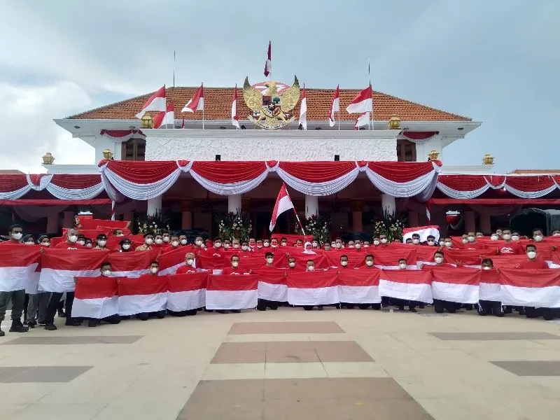 Gubernur Khofifah Lepas Tim Ekspedisi 77 ke Semeru