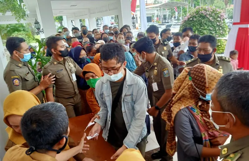 Gubernur Jatim Khofifah Bagikan Bendera Merah Putih, Gratis 