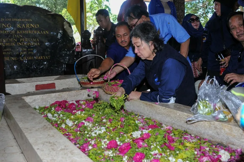 Pengurus dan Kader NasDem di Jatim Ziarah ke Makam Proklamator 