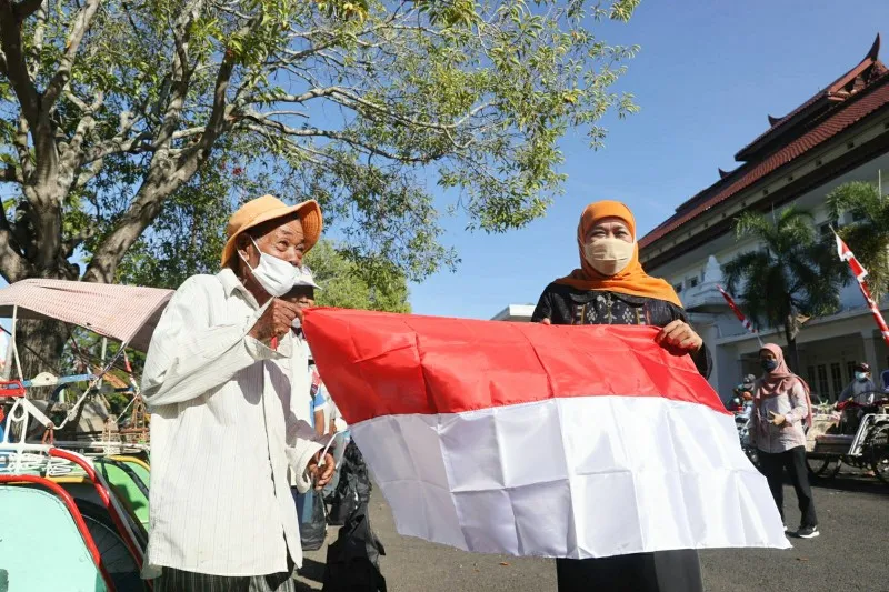 Khofifah Bagi Bendera Merah Putih dan Sembako untuk Tukang Becak
