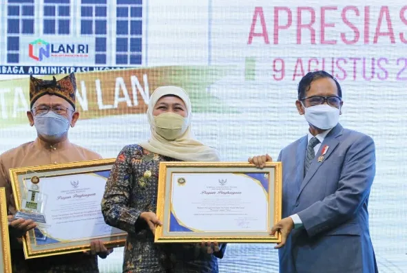 Gubernur Jatim Terima Widyaiswara Kehormatan