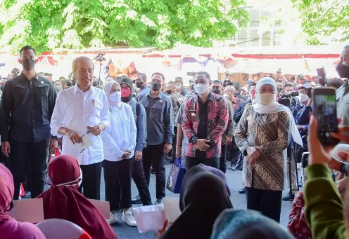 Gubernur Khofifah Melengkapi Dengan Bantuan Modal Usaha Ultra Mikro