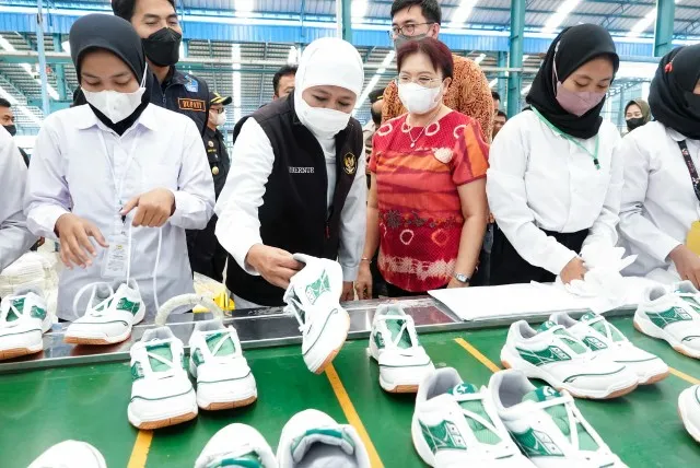 Gubernur Khofifah Melepas Ekspor Sepatu ke China dari PT DPS Madiun 