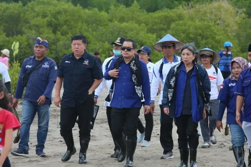 DPW NasDem Jatim Tanam Ribuan Mangrove di Tegaldlimo, Banyuwangi 