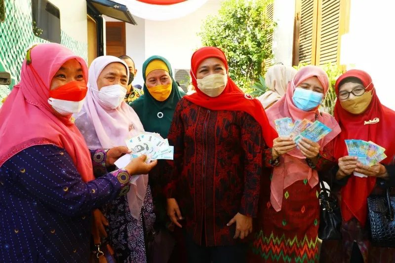 Khofifah Beri Hadiah Uang Kertas Baru ke Guru Penerima Satyalancana