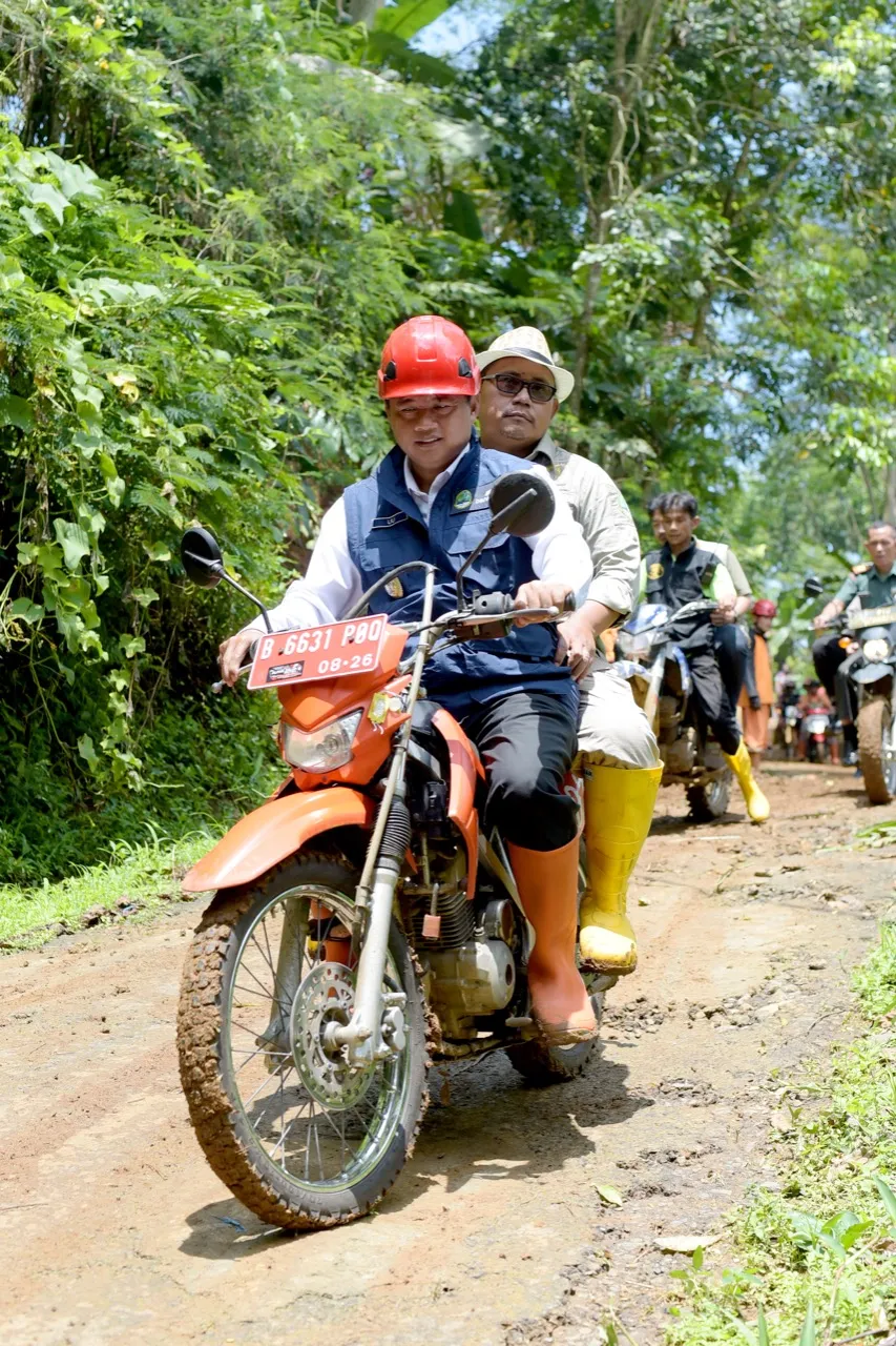 Wagub Jabar Tinjau Warga Terdampak Bencana Longsor di Ciamis