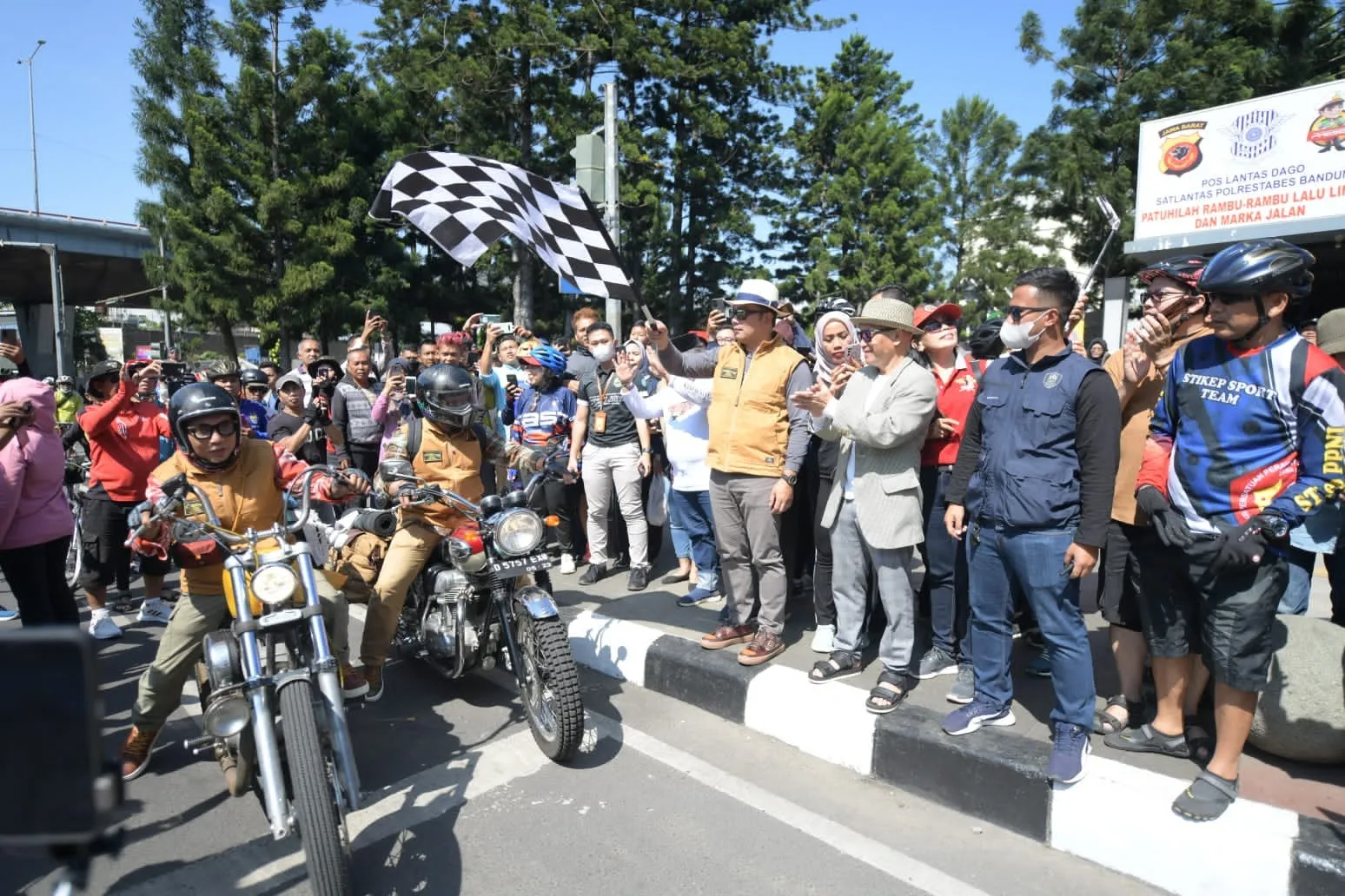 Ridwan Kamil Ingatkan Kelompok Penyanyi Jalanan Jabar
