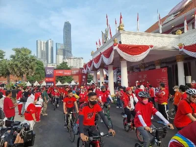 Gubernur Khofifah Berangkatkan 1.300 Peserta Gowes Hari Jantung Dunia 