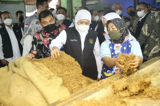 Launching 15 Dump Truck dan Pelatihan Usaha Kewirausahaan