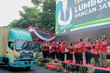 Khofifah Berangkatkan Puluhan Truk Operasi Pasar Lumbung Pangan Jatim