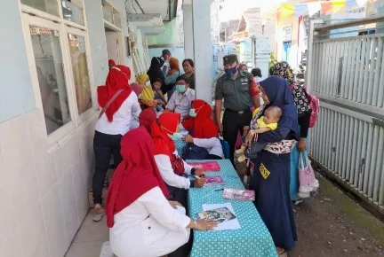 Babinsa Dampingi Tenaga Kesehatan Berikan Layanan Posyandu