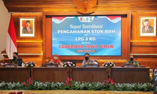 Gubernur Khofifah: Stok Pertamina Cukup, Jangan Panic Buying