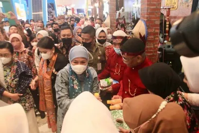 Pembatik dan Tembang Ngudi Laras Stand Dinsos Jadi Perhatian Pengunjung 