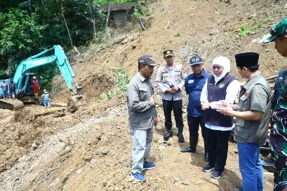 Khofifah: Pemprov Siapkan Lahan Relokasi dan BTT untuk Warga Terdampak