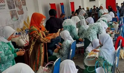 Muslimat dan Fatayat Praktik Mewarnai Tas 