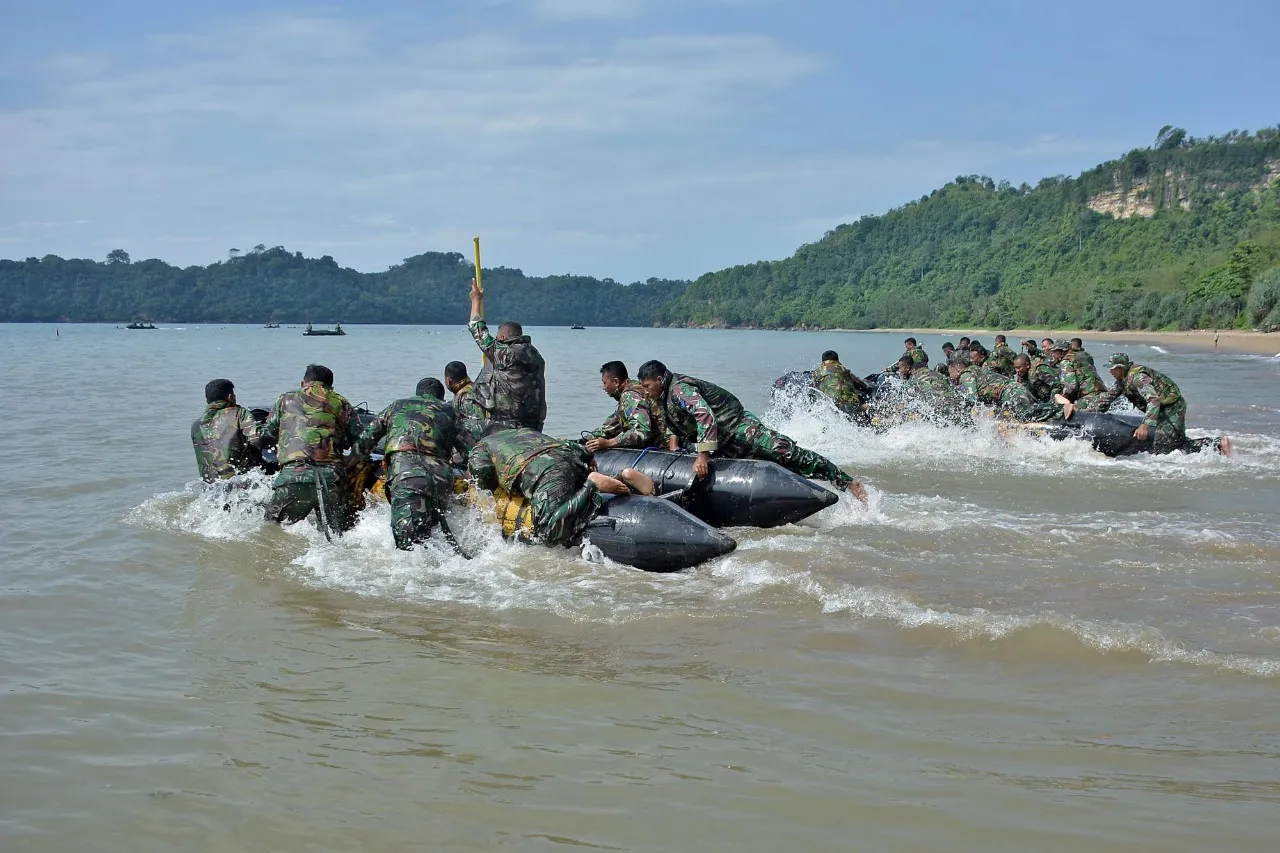 Prajurit Brigif 2 Marinir Dayung Tembus Gelombang di Pantai Tamban