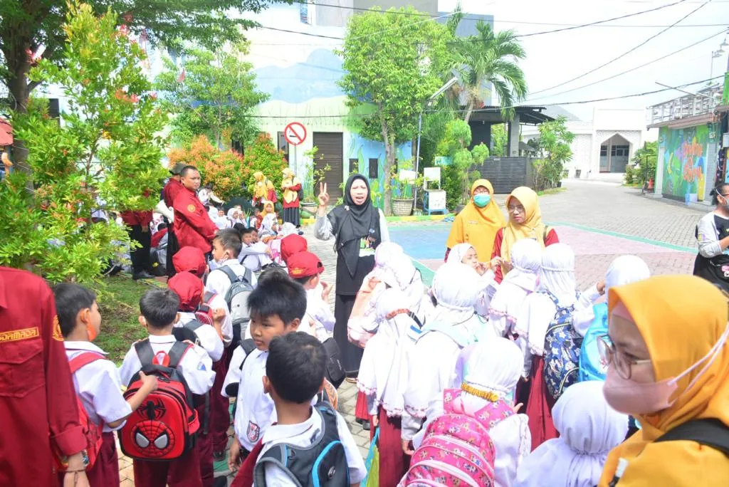 150 Siswa SD Muhammadiyah 2 Sidoarjo Kunjungi Kampung Edukasi Sampah