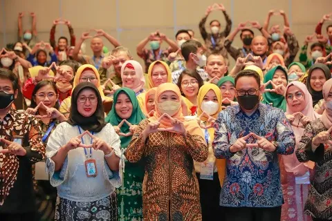 Khofifah Raih Penghargaan Tokoh Inisiator Komite Komunikasi Digital 