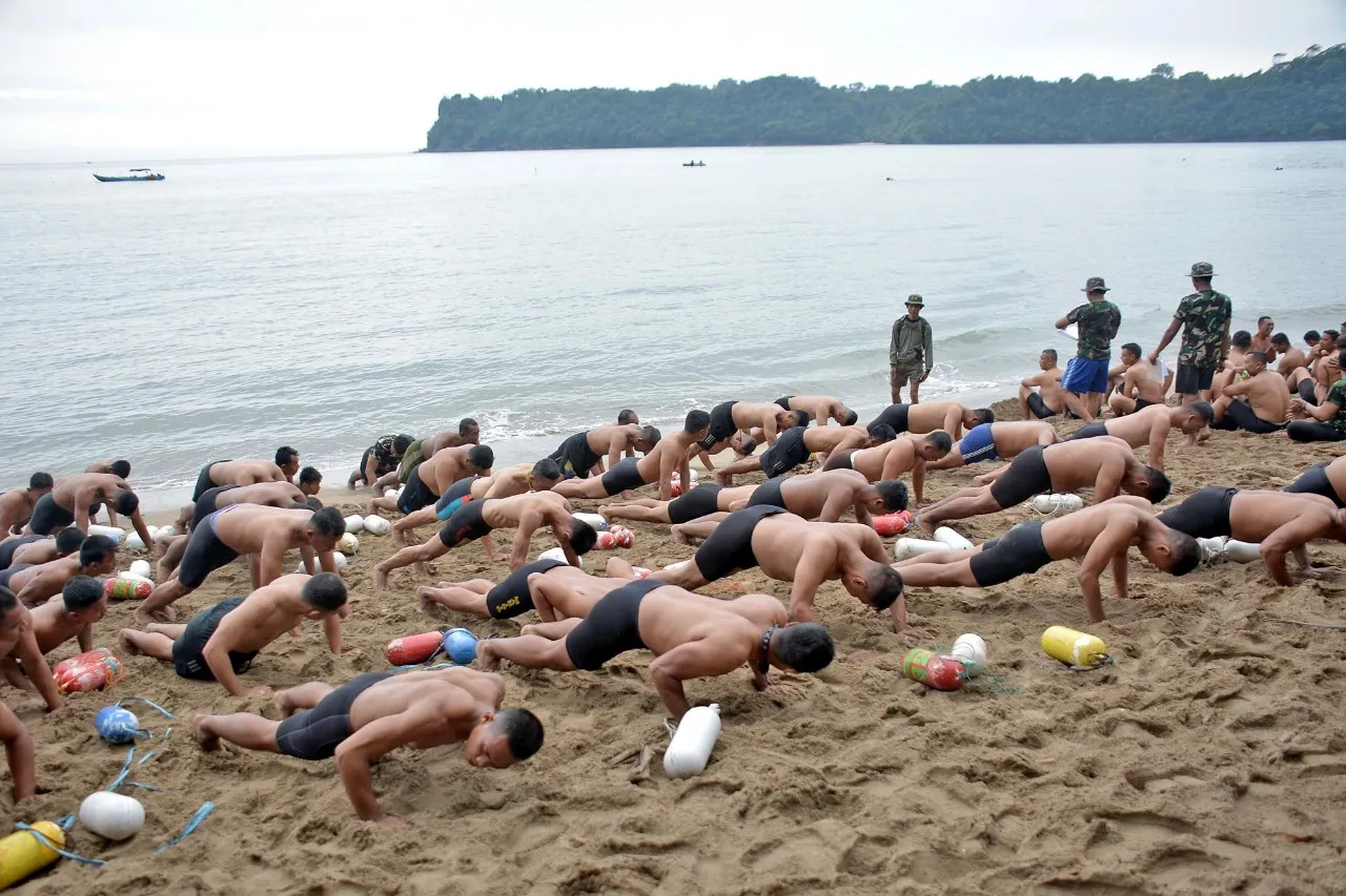 Prajurit Brigif 2 Marinir Latihan Renang Laut di Samudera Indonesia