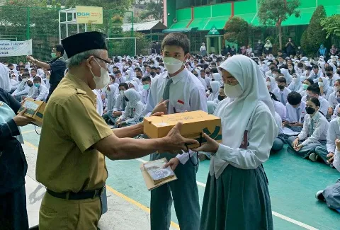 Bangun Anak Indonesia Berprestasi Ardiles Beri Siswa Sepatu Terbaik