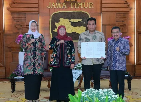 Gubernur Khofifah Serahkan SK Plh Wali Kota Batu ke Zadim Effisiensi 