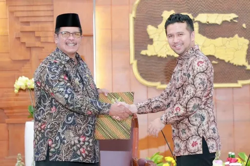 Wagub Emil Serahkan SPT Plt Bupati Bangkalan Ke Mohni