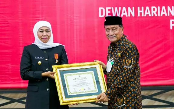 Gubernur Khofifah Terima Penghargaan dan PIN9 Windu Kemerdekaan RI