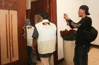KPK Geledah Kantor Gubernur Jawa Timur dan Wagub