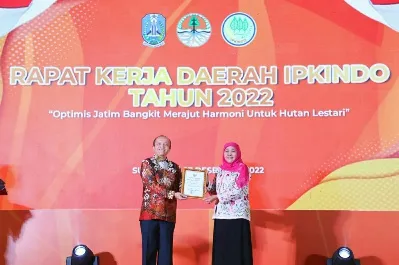 Gubernur Khofifah Raih Penghargaan Pembina Penyuluh Kehutanan dari Menteri 