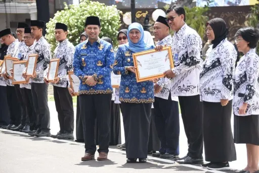 Gubernur Khofifah Minta ASN dan Guru di Jatim Bekerja Profesional
