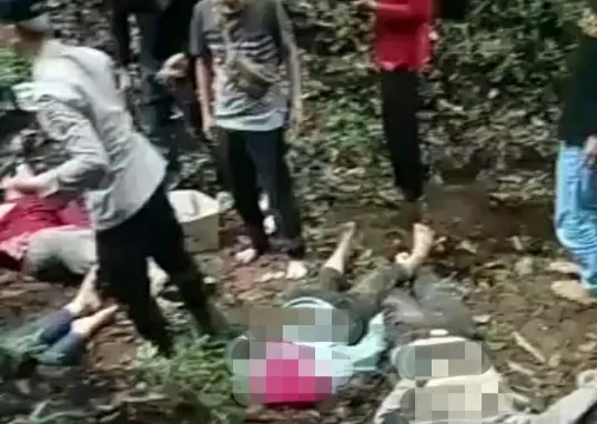 Bus Pariwisata Asal Semarang Masuk Jurang Gunung Lawu