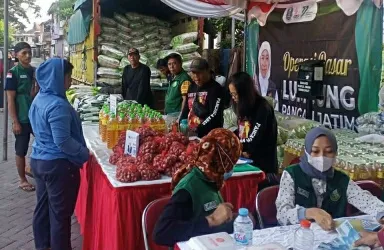 Pemprov Jatim Gelontor 300 Ton Beras