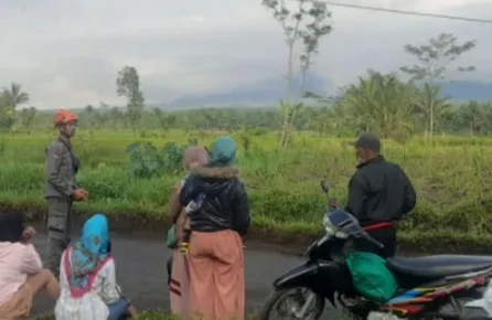 Gunungapi Semeru Muntahkan APG Sejauh Tujuh Kilometer