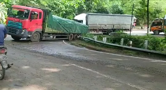 Tronton Melintang Terjebak Lumpur, Jalur Ponorogo-Pacitan Macet