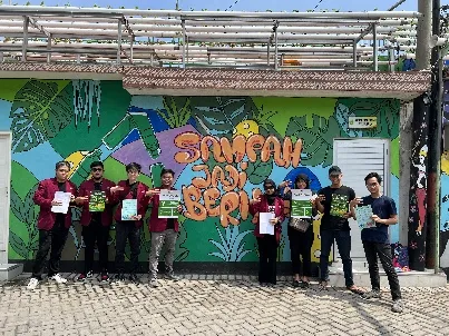 Mahasiswa Universitas Ciputra dan Karang Taruna Sosialisasi Diet Sampah 