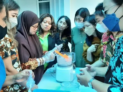 Agatha Beri Pelatihan Buat Dimsum dan Siomay ke Ibu-Ibu Surabaya 