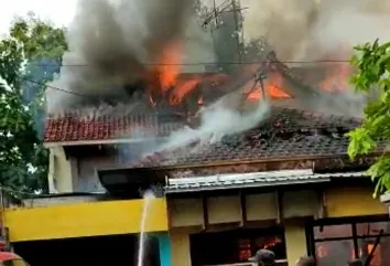 Rumah Ludes, Dilalap Api 