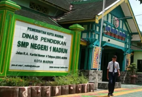 SMPN 1 Madiun Merestorasi Ribuan Lembar Dokumen Penting 