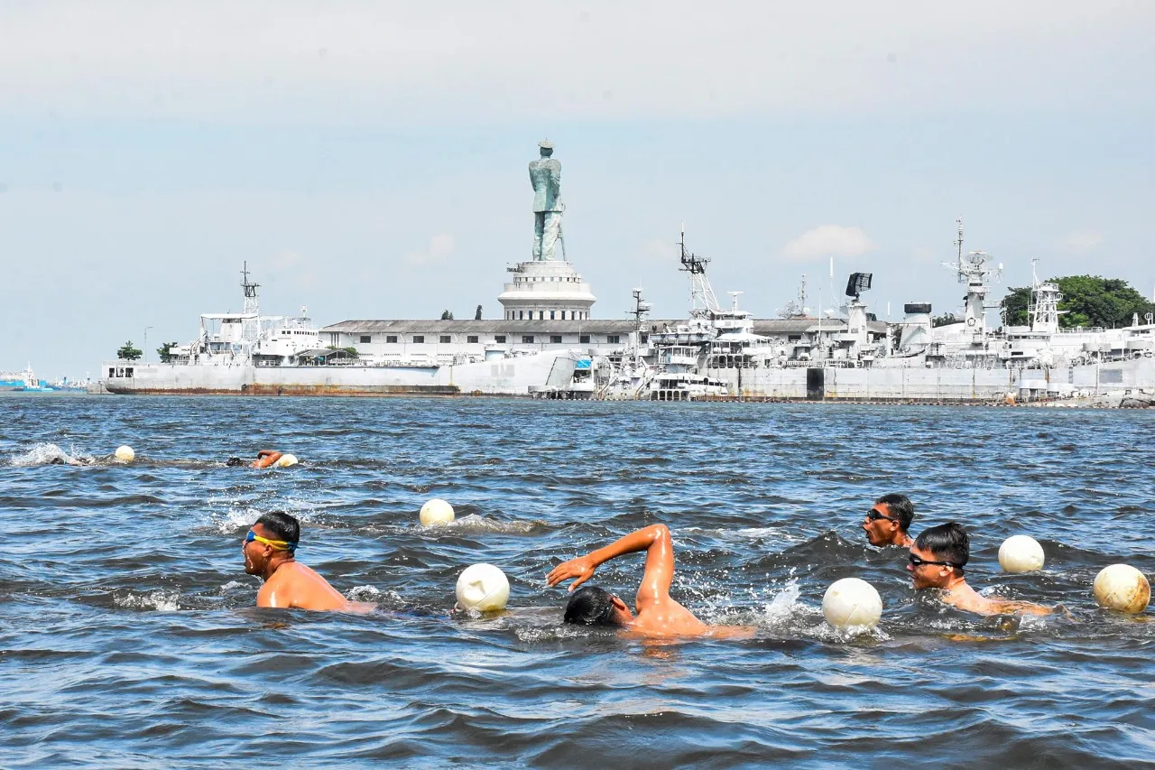 Prajurit Yonif 5 Marinir Laksanakan Latihan Renang Laut