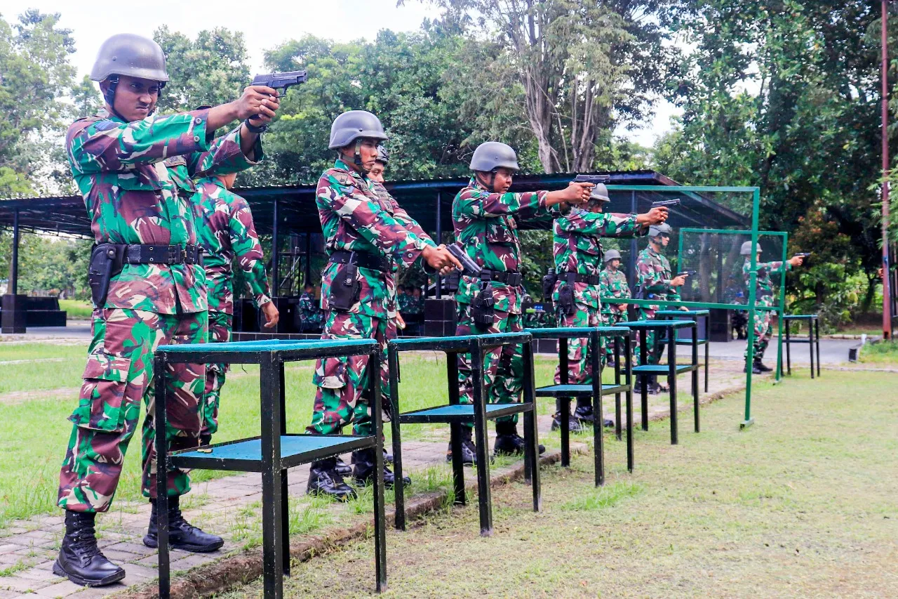 Prajurit Yonif 3 Mar Asah Naluri Tempur Dengan Berlatih Nembak Pistol